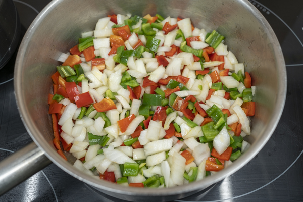 cazuela con cebolla y pimiento para hacer pisto