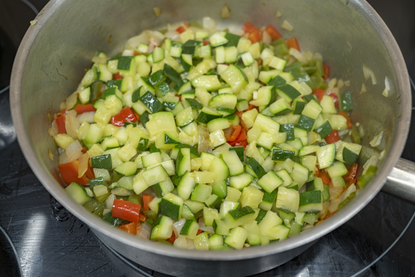 proceso de hacer pisto de verduras