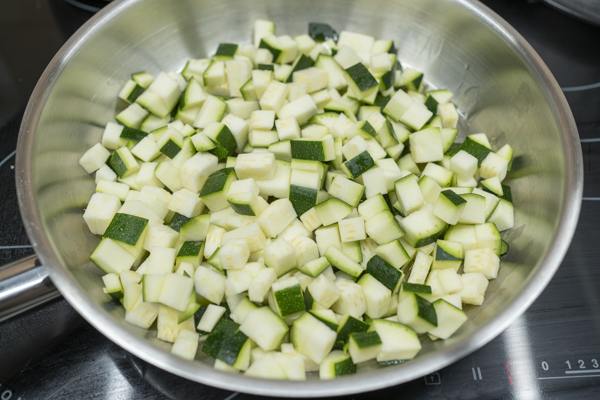 calabacin en sarten para hacer pisto