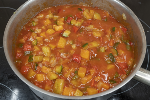 todas las verduras cociendo con tomate
