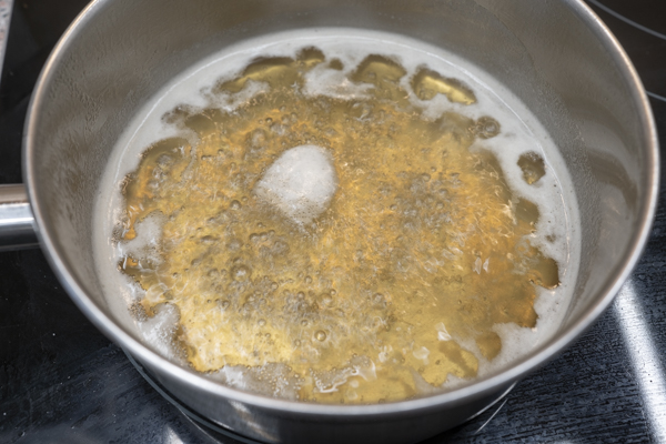 haciendo almibar para torrijas