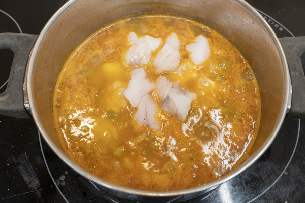 rape cociendo junto a las patatas