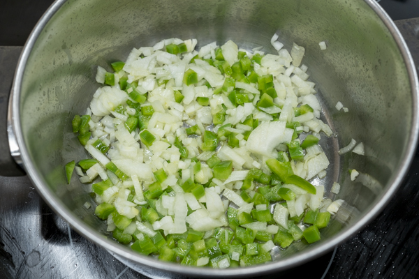 cebolleta y pimiento para guiso de rape