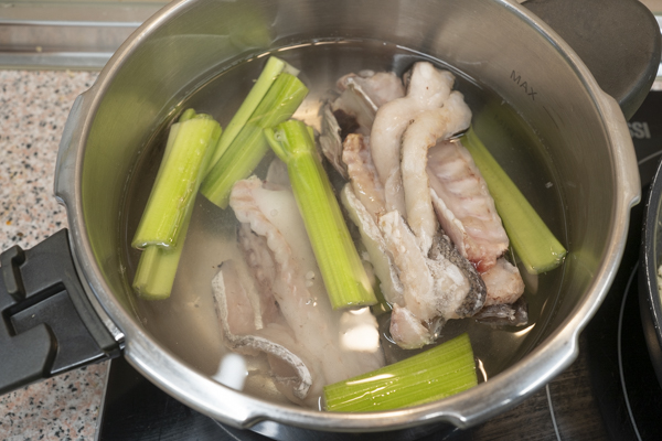 caldo de pescado