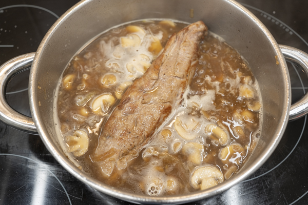 cazuela con solomillo de cerdo en salsa