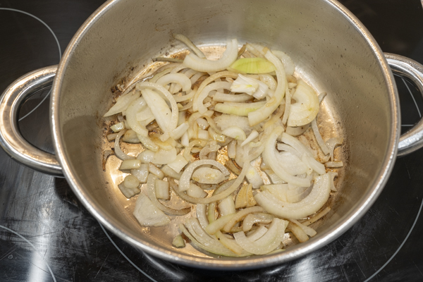 cebolla  en cacerola para hacer solomillo de cerdo en salsa