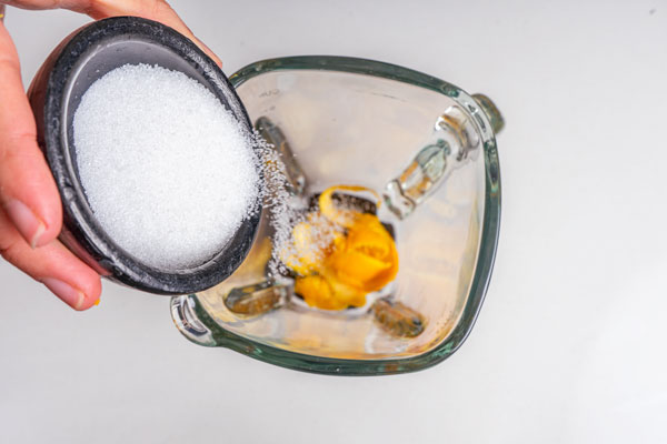 mezclando cascaras y azucar