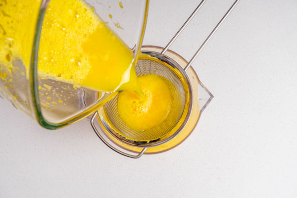 colando cascaras de granizado de naranja