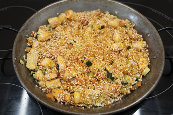haciendo arroz con pollo y calabacin