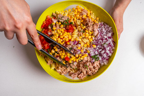 haciendo ensalada de atun