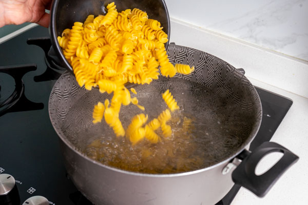 cociendo pasta