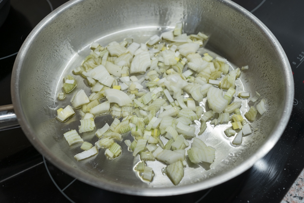 cebolla pochandose para arroz con confit de pato