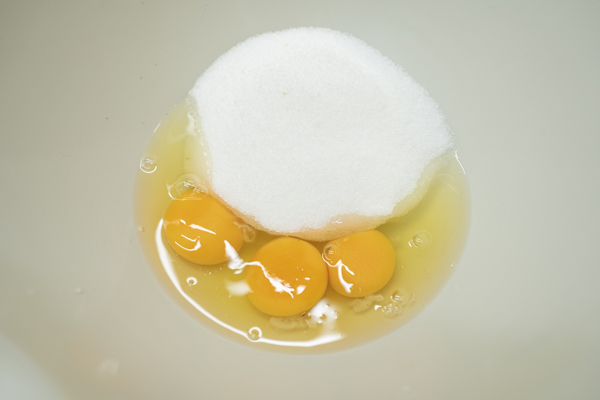 huevos y azucar