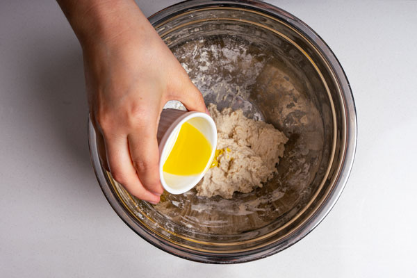 haciendo la masa de pan arabe