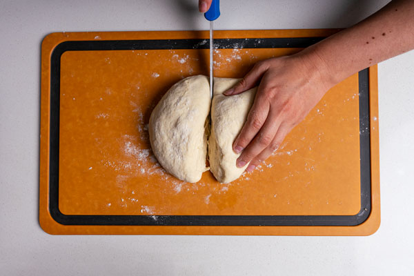 cortando pan de pita