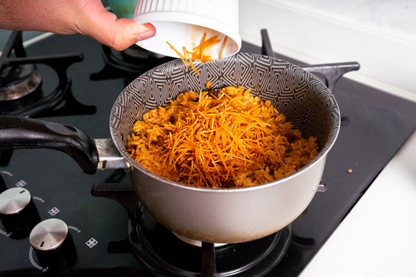 finalizando la receta de navidad de arroz arabe peruano