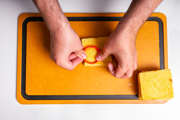 cortando pan de molde