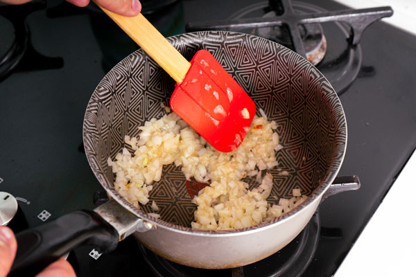 pochando cebolla para arroz arabe peruano