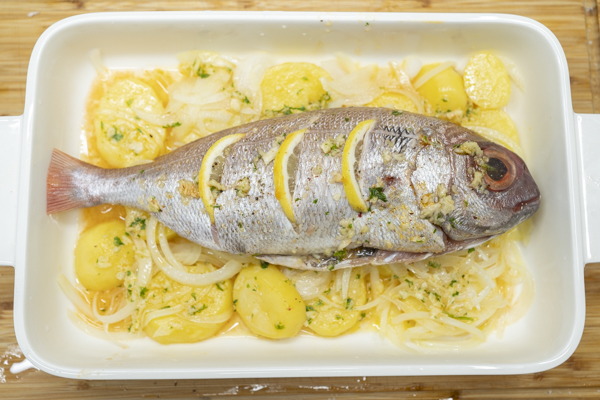 hacer besugo al horno