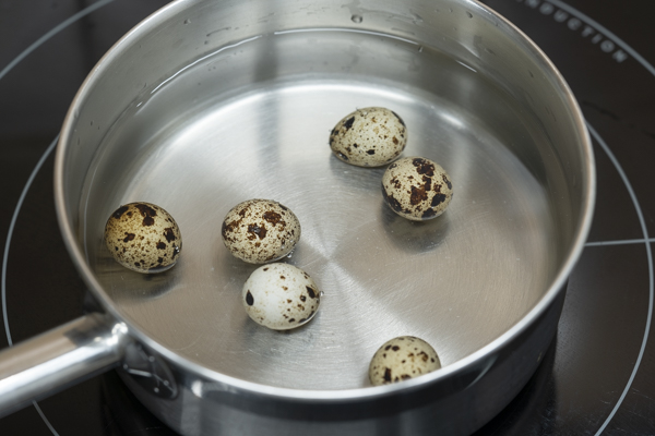 huevos de codorniz cociendo