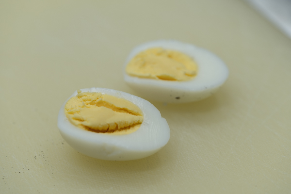 huevos de codorniz partido a la mitad