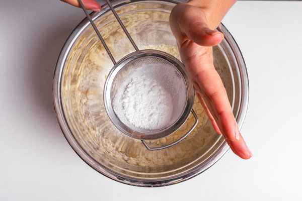haciendo masa de galletas sin gluten