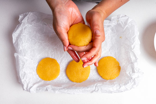 dando forma a galletas sin gluten