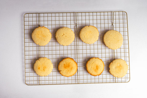 horneando galletas sin gluten