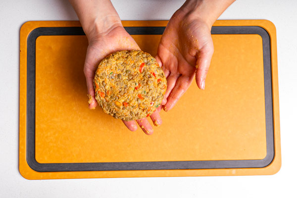 plato vegetariano de hamburguesa de lentejas