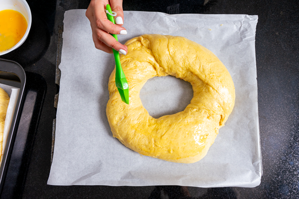 horneando roscon de reyes relleno de nata