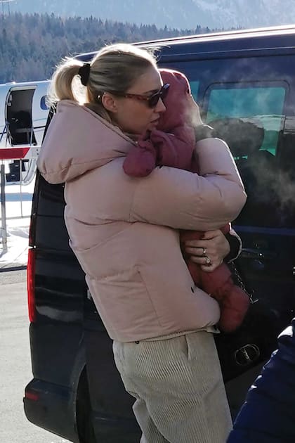 Beatrice Borromeo llega a
Saint Moritz con Bianca
–su beba de dos meses–
en brazos (al fondo, el jet
privado en el que viajaron)