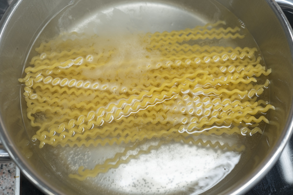 cociendo fusilli lunghi 