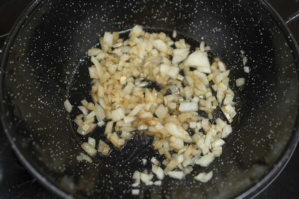 pochando cebolla para Solomillo de cerdo con setas