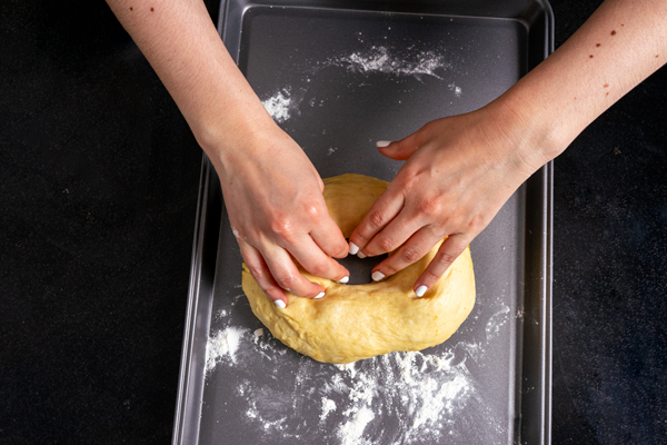 formando el roscon de reyes