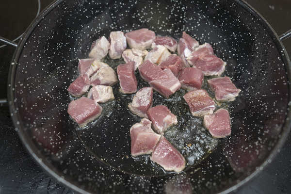 sellando carne para Solomillo de cerdo con setas
