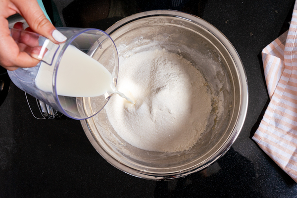 haciendo masa de roscon de reyes relleno de nata