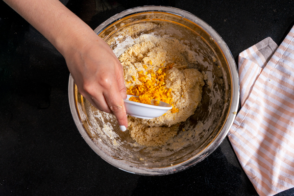 masa de roscon de reyes relleno de nata