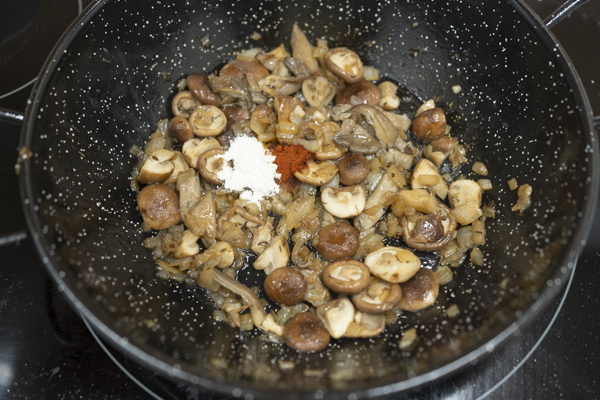 haciendo salsa de setas