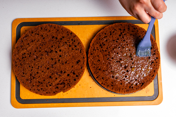 rellenando tarta sacher