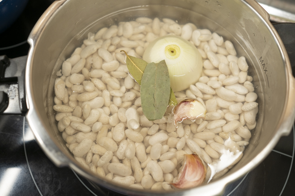alubias en olla para cocer