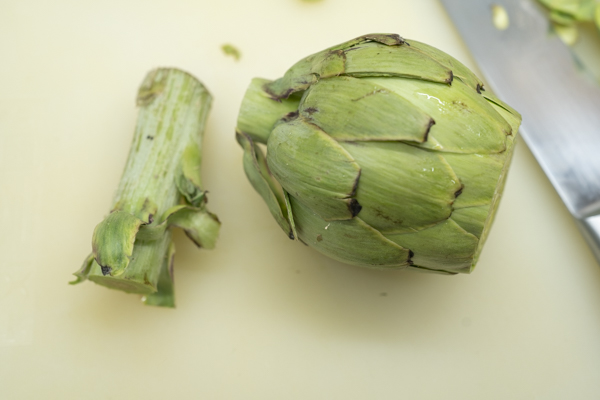pelando alcachofas