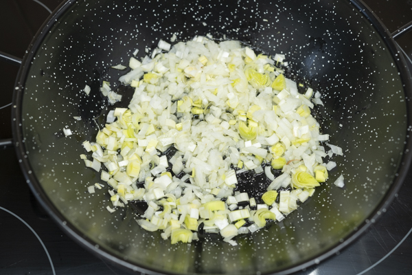 sofrito para alubias con alcachofas y gambas