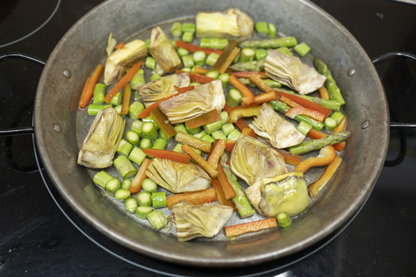pochando las verduras de la paella