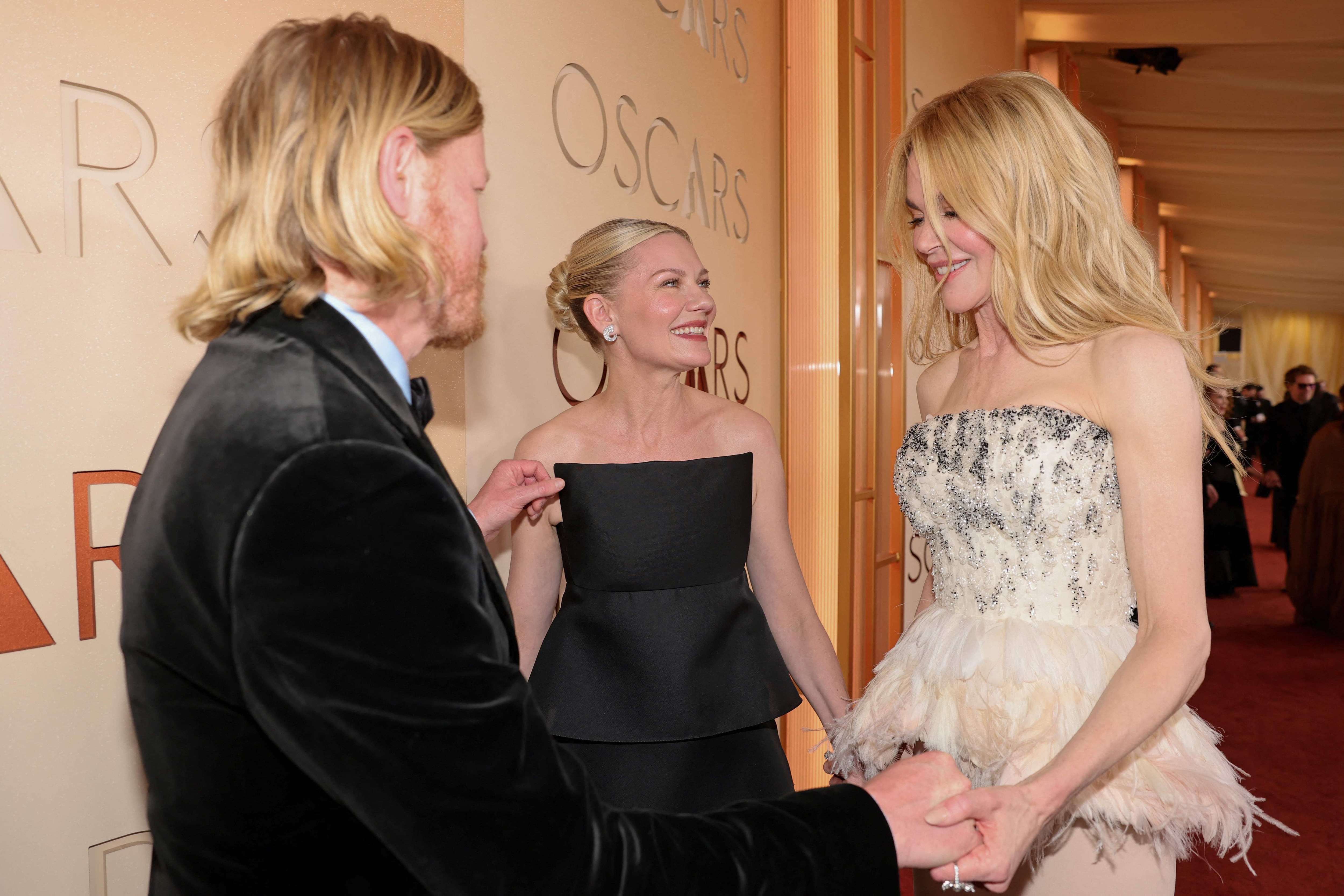 Jesse Plemons, Kirsten Dunst y Nicole Kidman se mostraron muy relajados mientras conversaban animadamente antes del comienzo de la gala, compartiendo sonrisas y gestos cómplices en uno de los encuentros más espontáneos de la previa 
