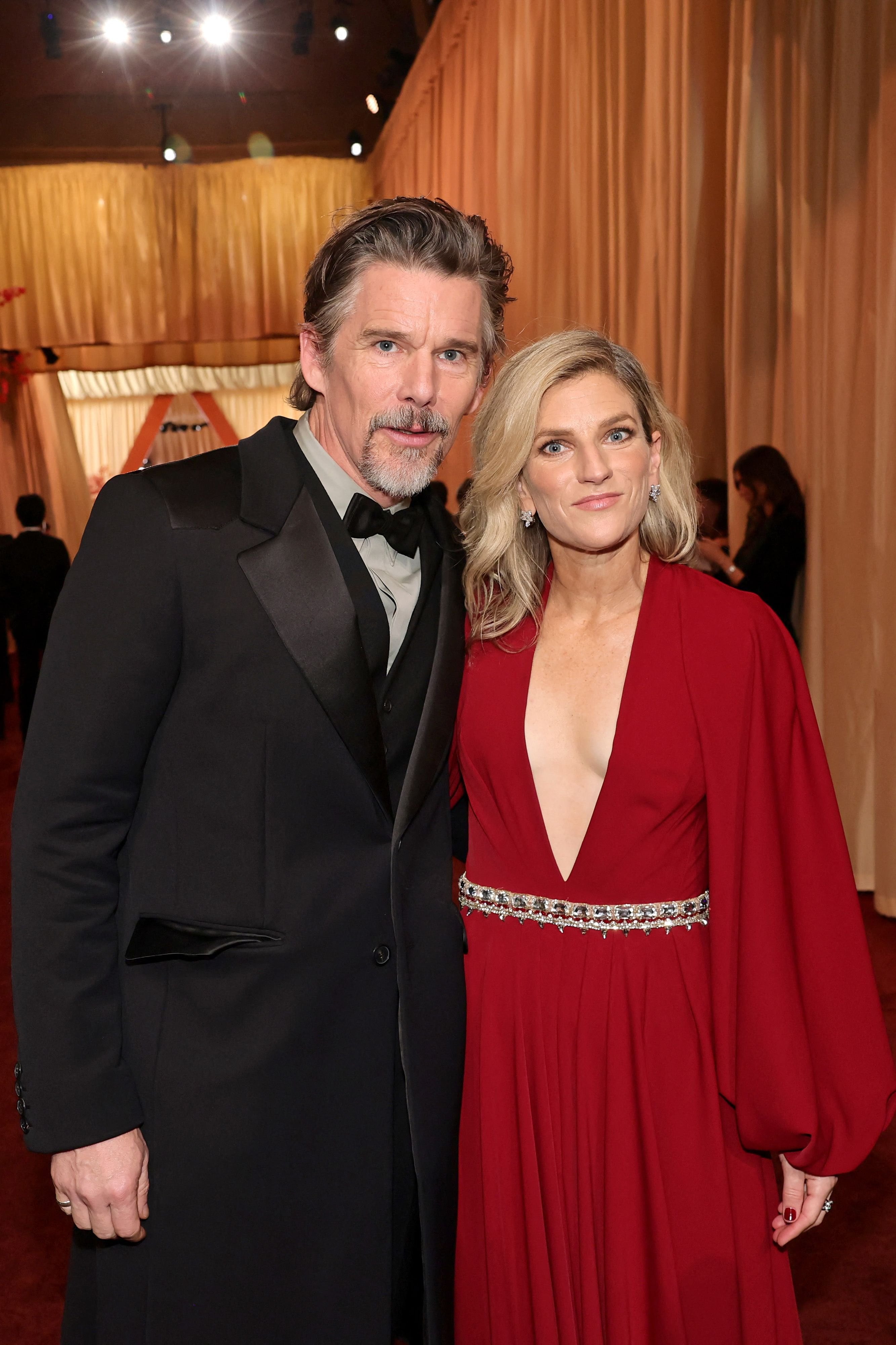 Ethan Hawke asistió a la gala acompañado por su esposa, Ryan Hawke; la pareja llegó al Dolby Theatre de Hollywood y posó junta para las cámaras mostrándose elegante y cómplice mientras recorría la alfombra roja 