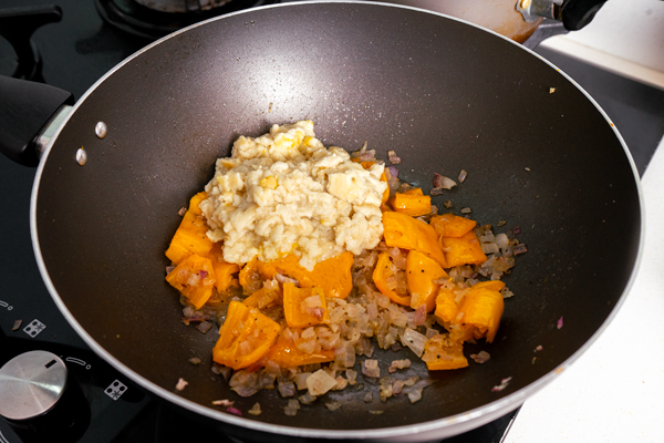 haciendo la salsa para aji de gallina