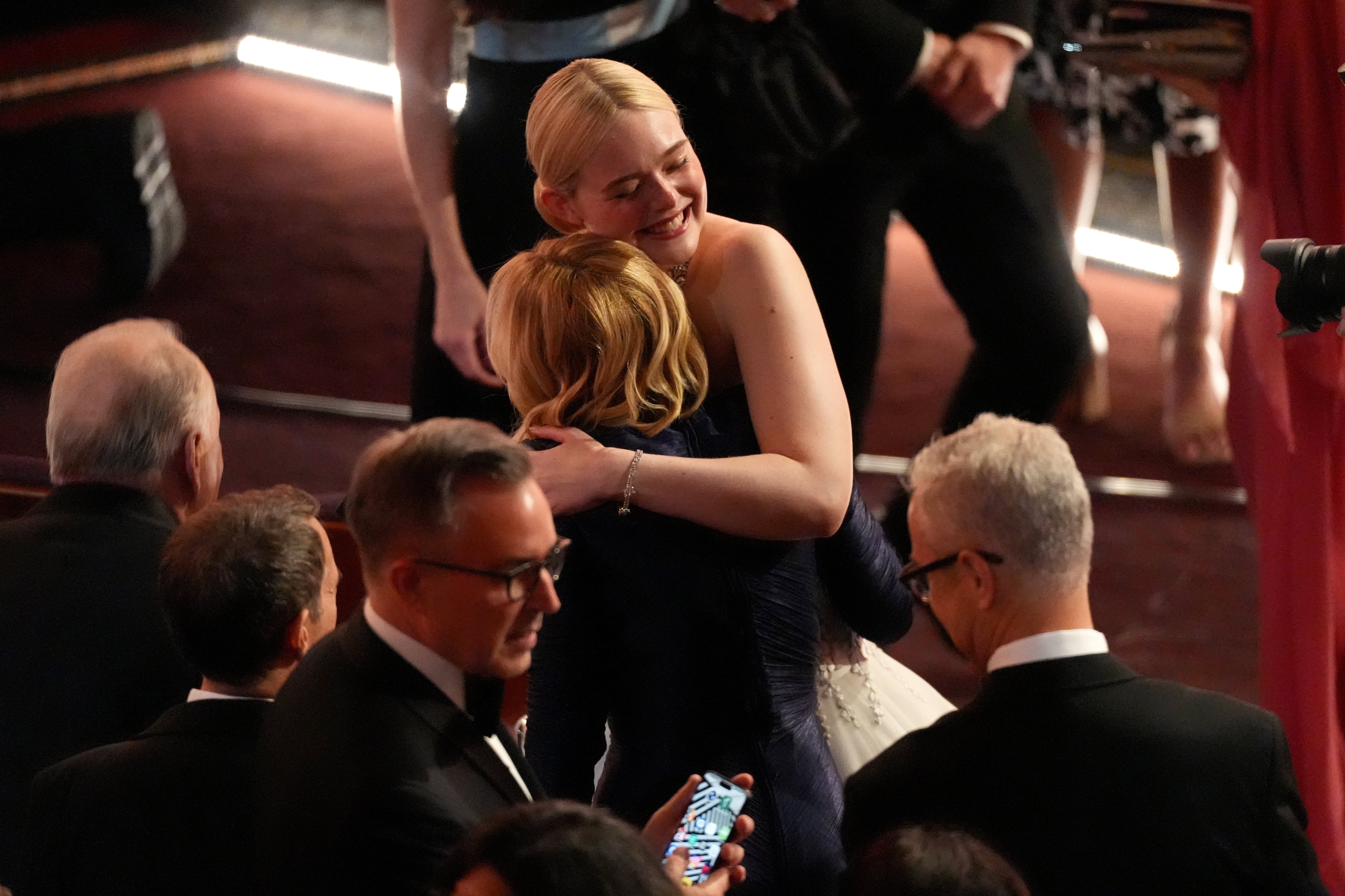 En otro emotivo momento de la previa, Elle Fanning también fue vista abrazando cariñosamente a la actriz Marlee Matlin