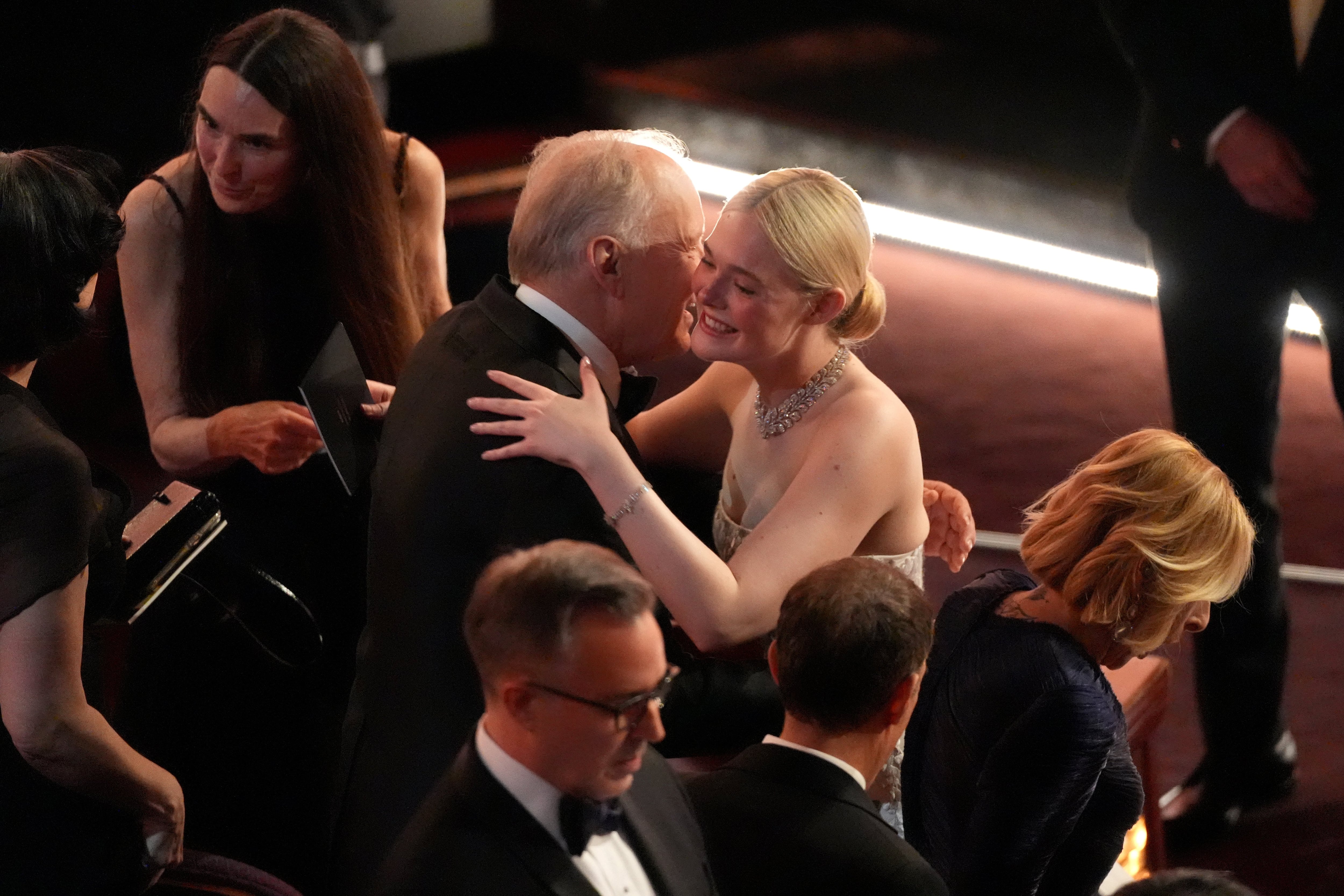 Antes del comienzo de la ceremonia también se vivieron momentos afectuosos entre colegas: Stellan Skarsgård fue visto abrazando a Elle Fanning  en un gesto de complicidad entre los coprotagonistas de Valor sentimental