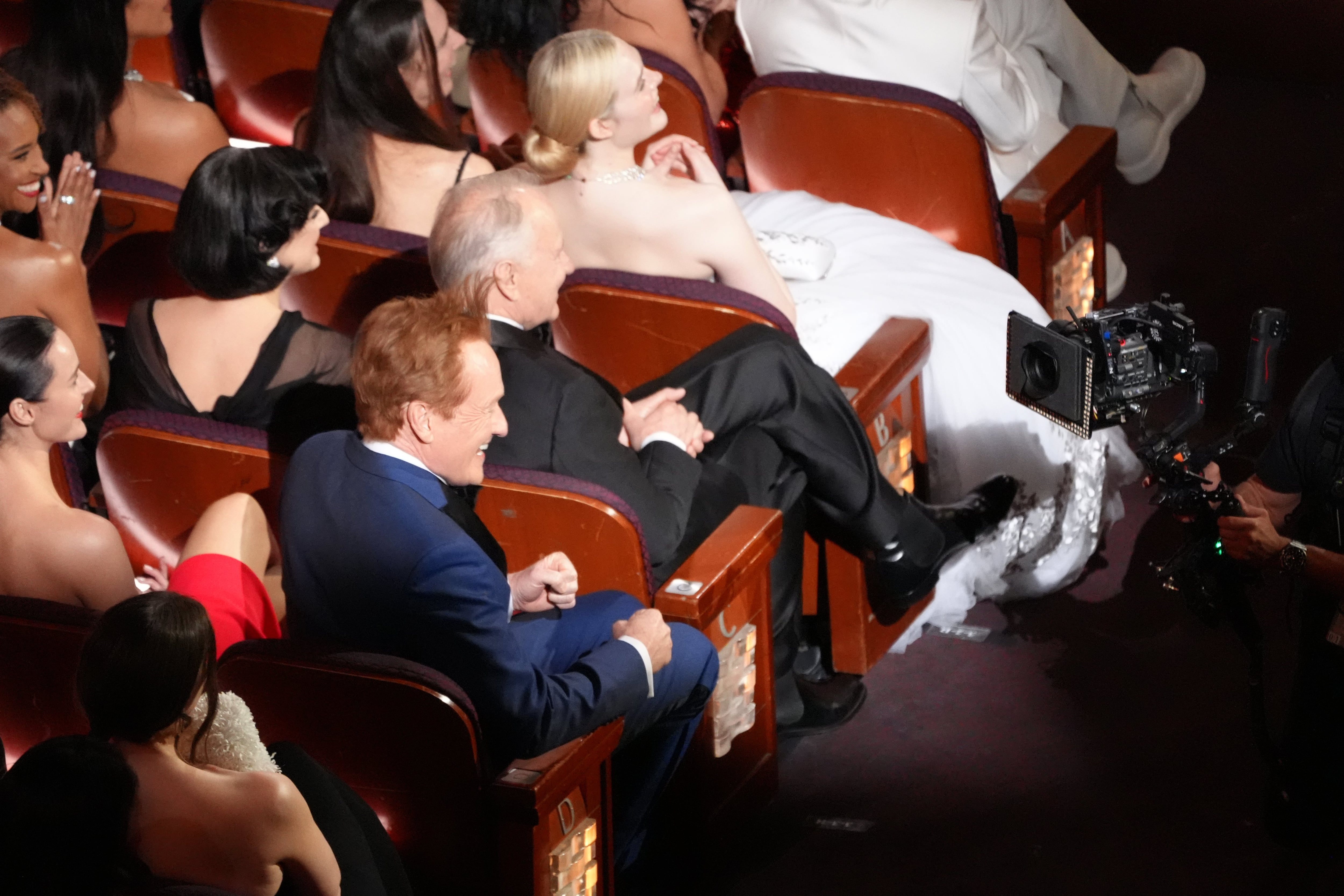 El conductor Conan O'Brien se esconde entre los famosos invitados y por supuesto, bromeó con Chalamet por sus polémicas declaraciones sobre el ballet y la ópera