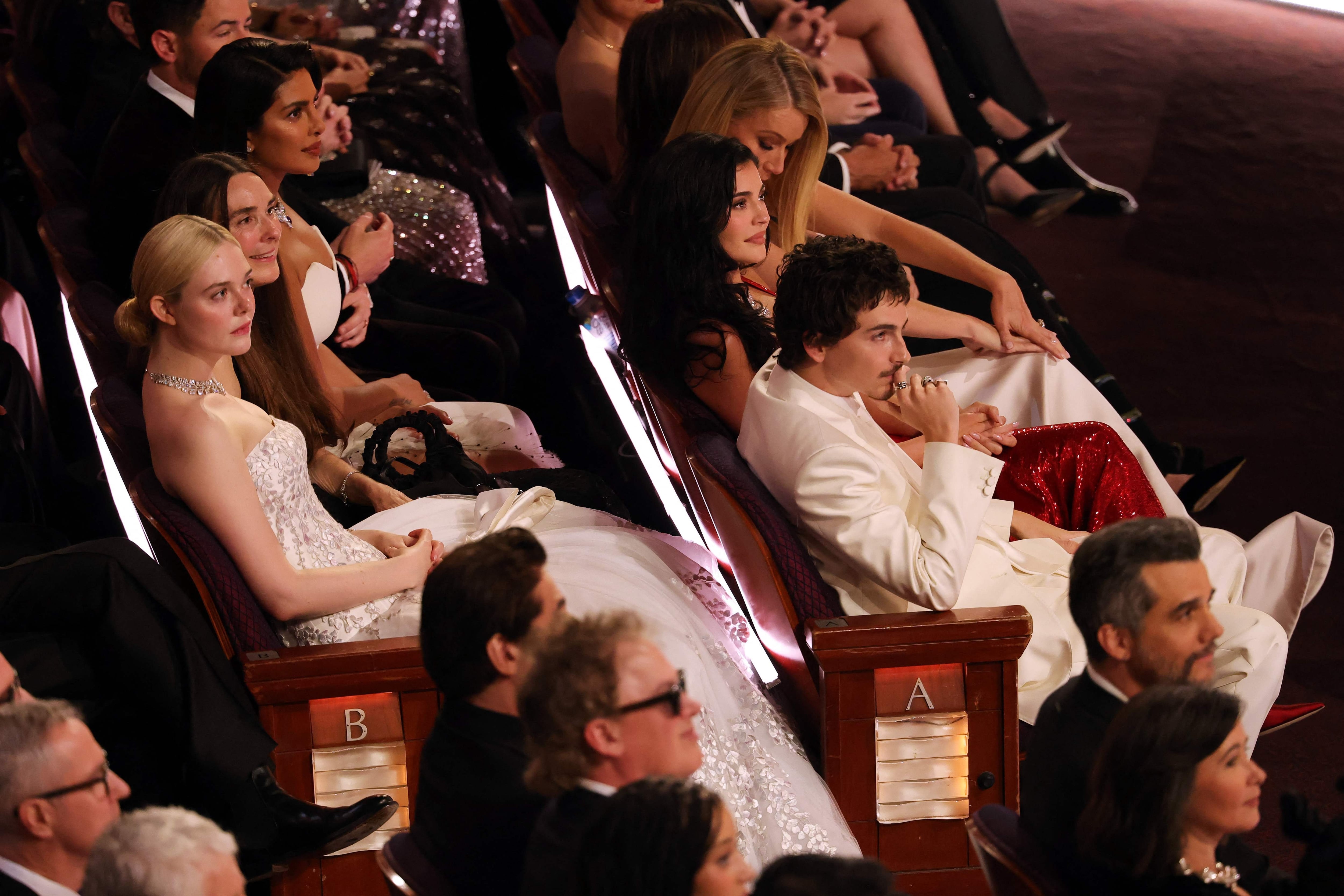 ¡Silencio en la sala! Arranca la ceremonia, todos atenos al escenario...